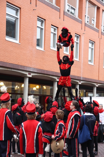 Zwarte Pieten doen de handstand