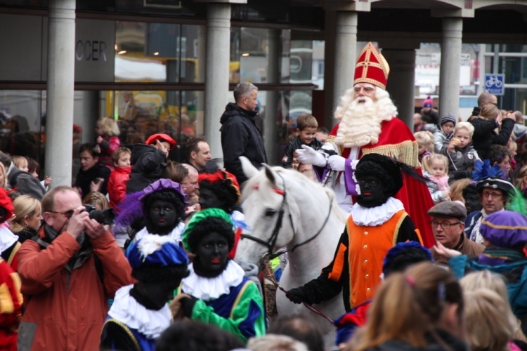 Sinterklaas rijdt op zijn paard