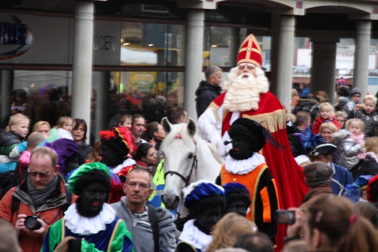 Sinterklaas kijkt over de mensenmassa