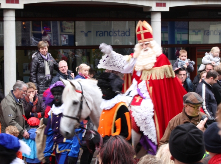 Sinterklaas begroet zijn toeschouwers