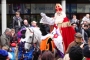 Sinterklaas rijdt op zijn paard door de stad