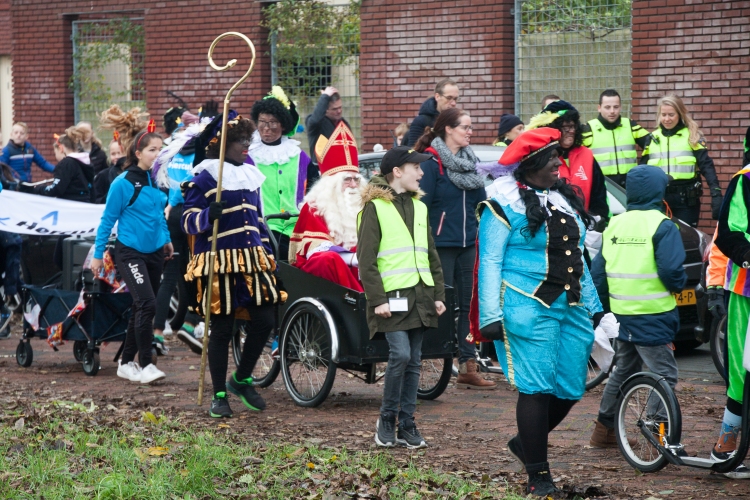 Sinterklaas in de bakfiets en Zwarte Piet neemt zijn staf met zich mee