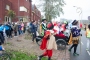 Sinterkilaas rijdt in een bakfiets de weg op